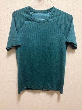 Men's Lululemon Short Sleeve top